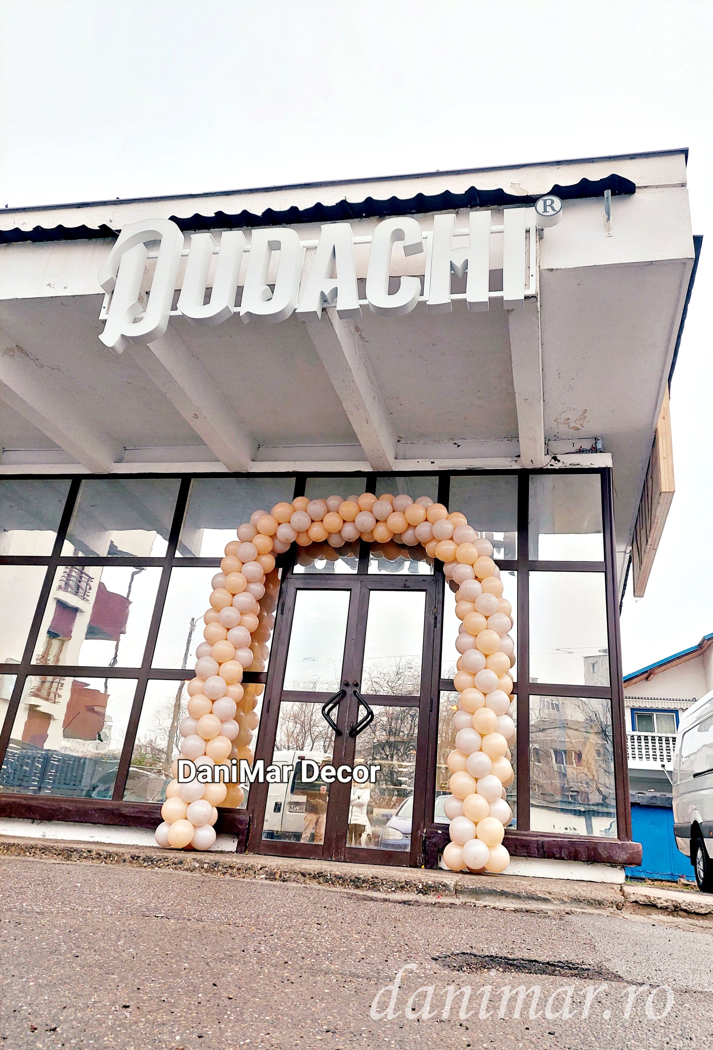 Arcada din baloane pentru deschidere / inaugurare spatiu comercial magazin