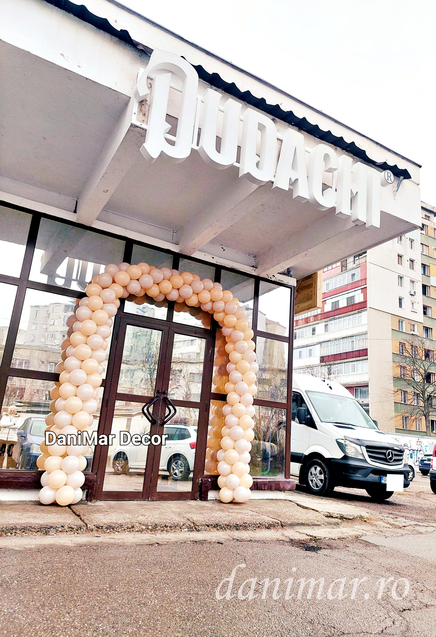 Arcada din baloane pentru deschidere / inaugurare spatiu comercial magazin