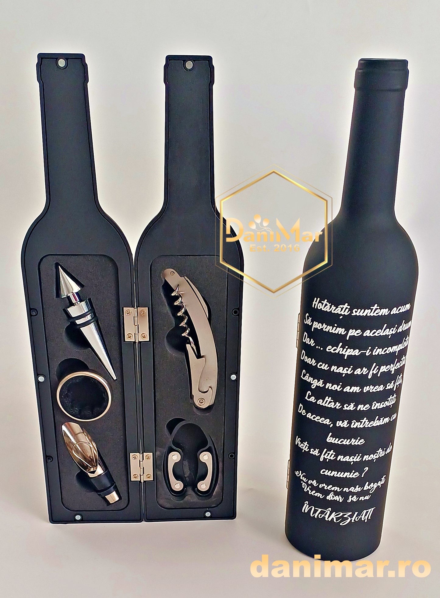 Set cadou personalizat tip sticlă de vin cu 5 accesorii