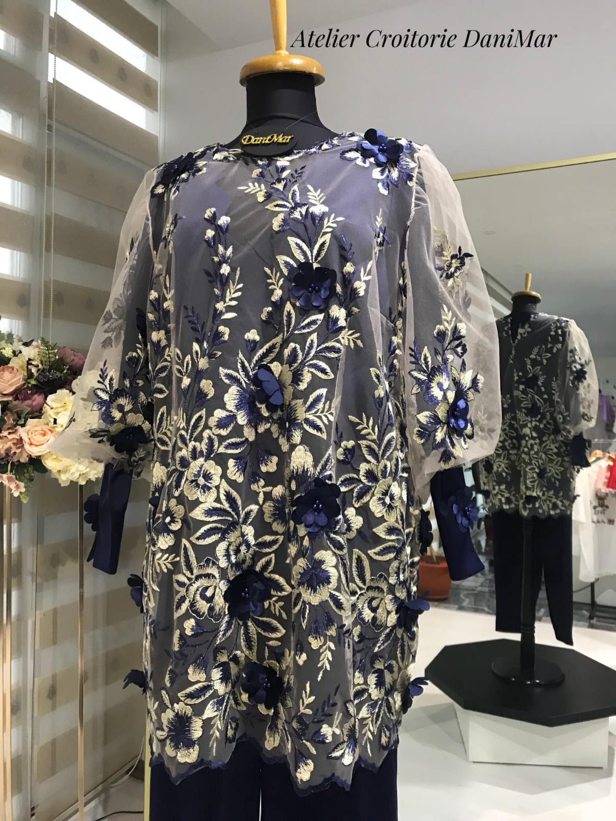 Costum 3 piese: pantalon si bluza din tafta si bluza dantela 3D