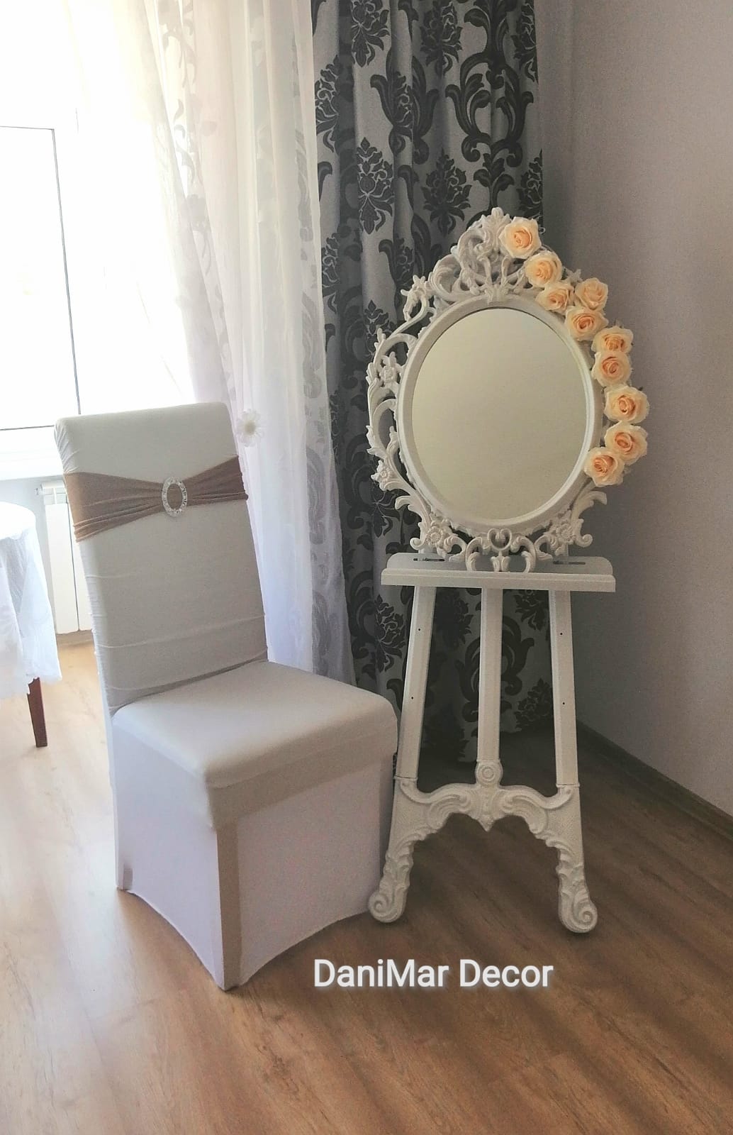 Oglinda si scaun pentru gătitul miresei
