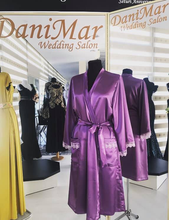 Halat mov din satin accesorizat cu dantela