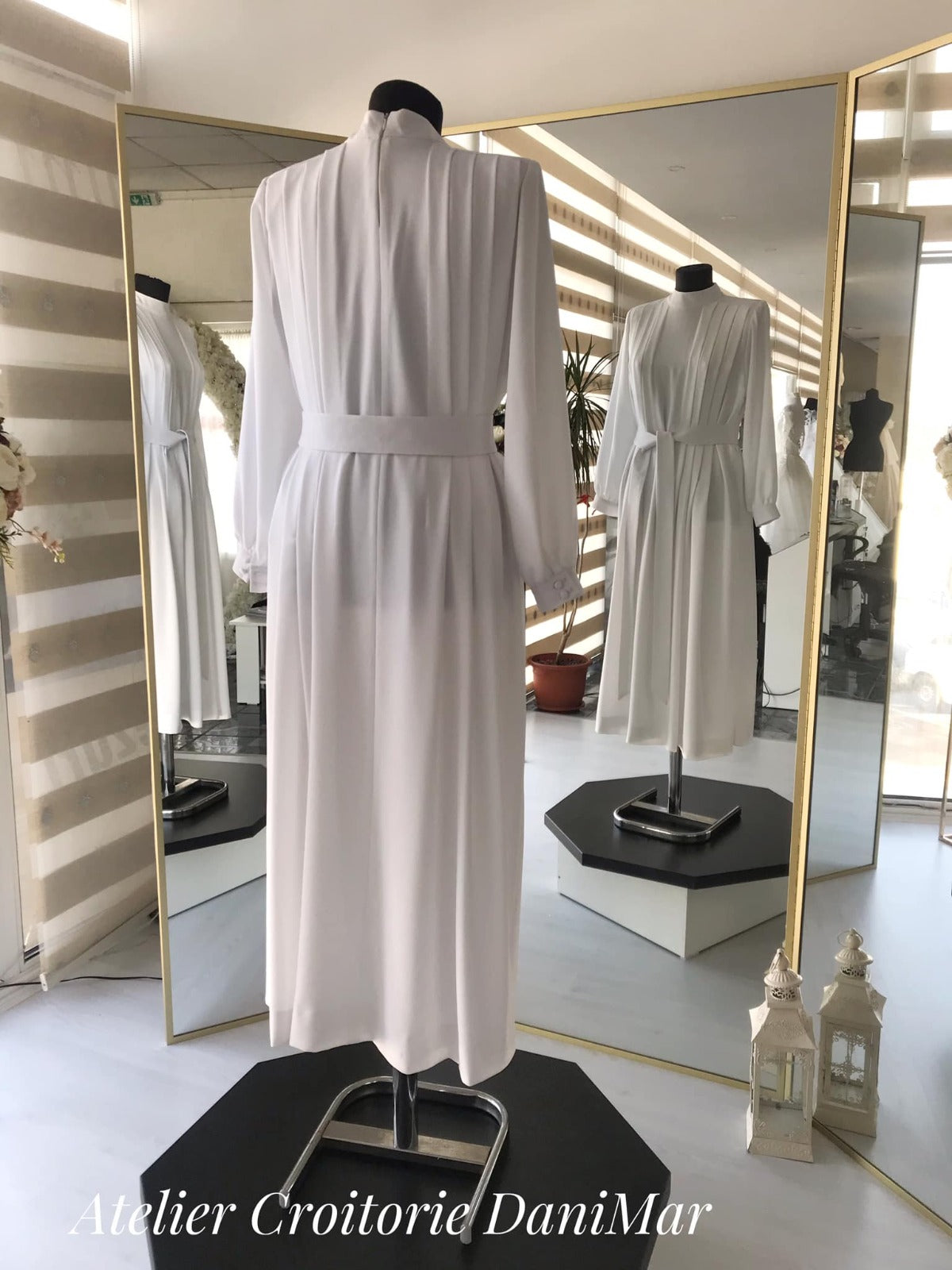 Rochie alba din tripluvoal cu pliuri pe piept