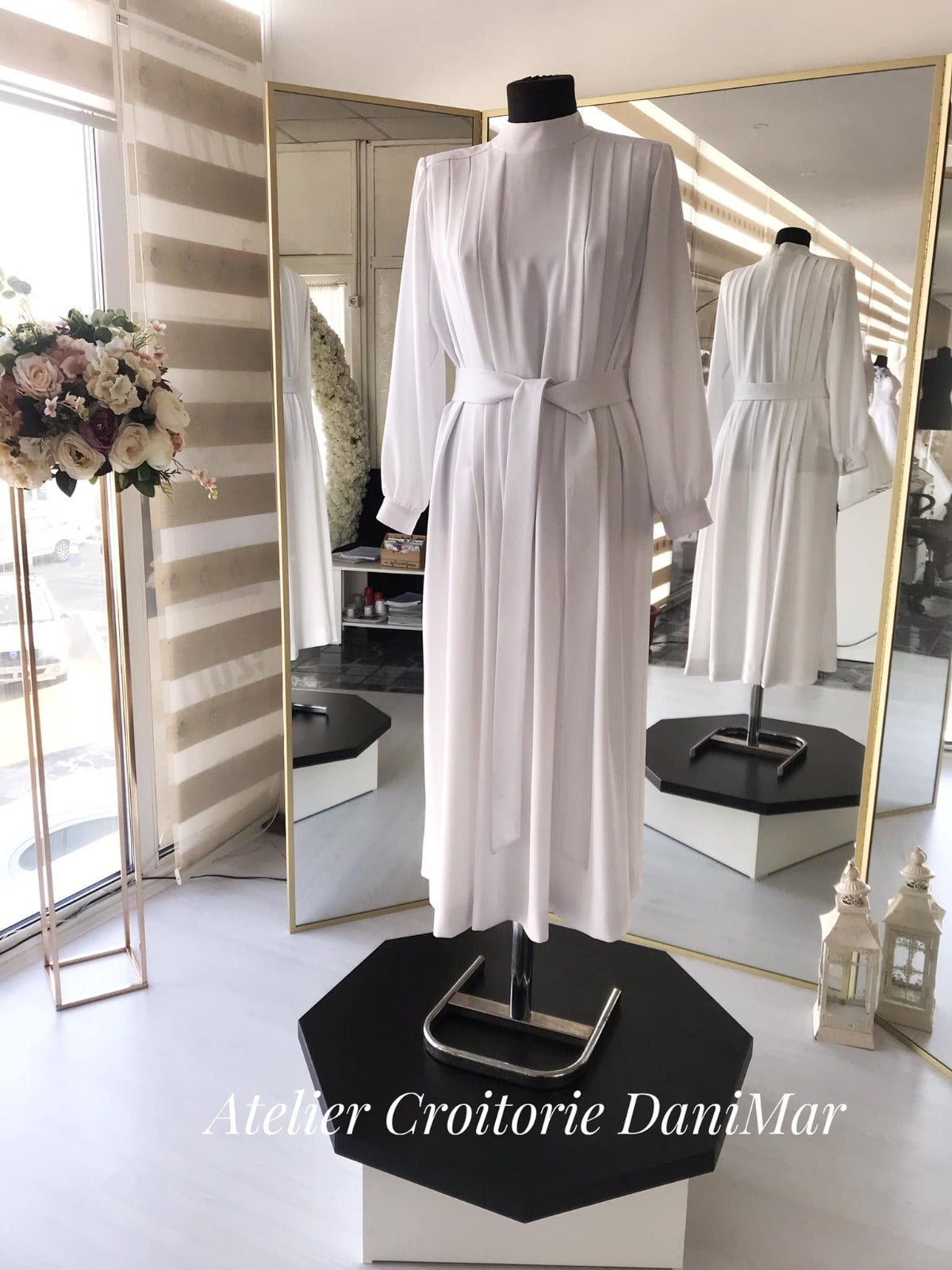 Rochie alba din tripluvoal cu pliuri pe piept