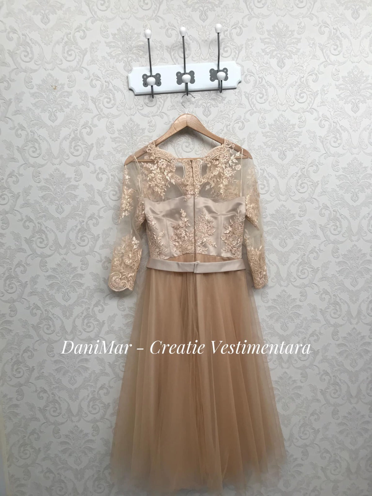 Rochie crem-bej cu bust de dantela parte peste parte si fusta din tull - DaniMar