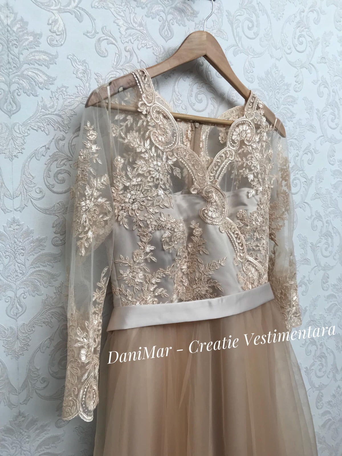 Rochie crem-bej cu bust de dantela parte peste parte si fusta din tull - DaniMar