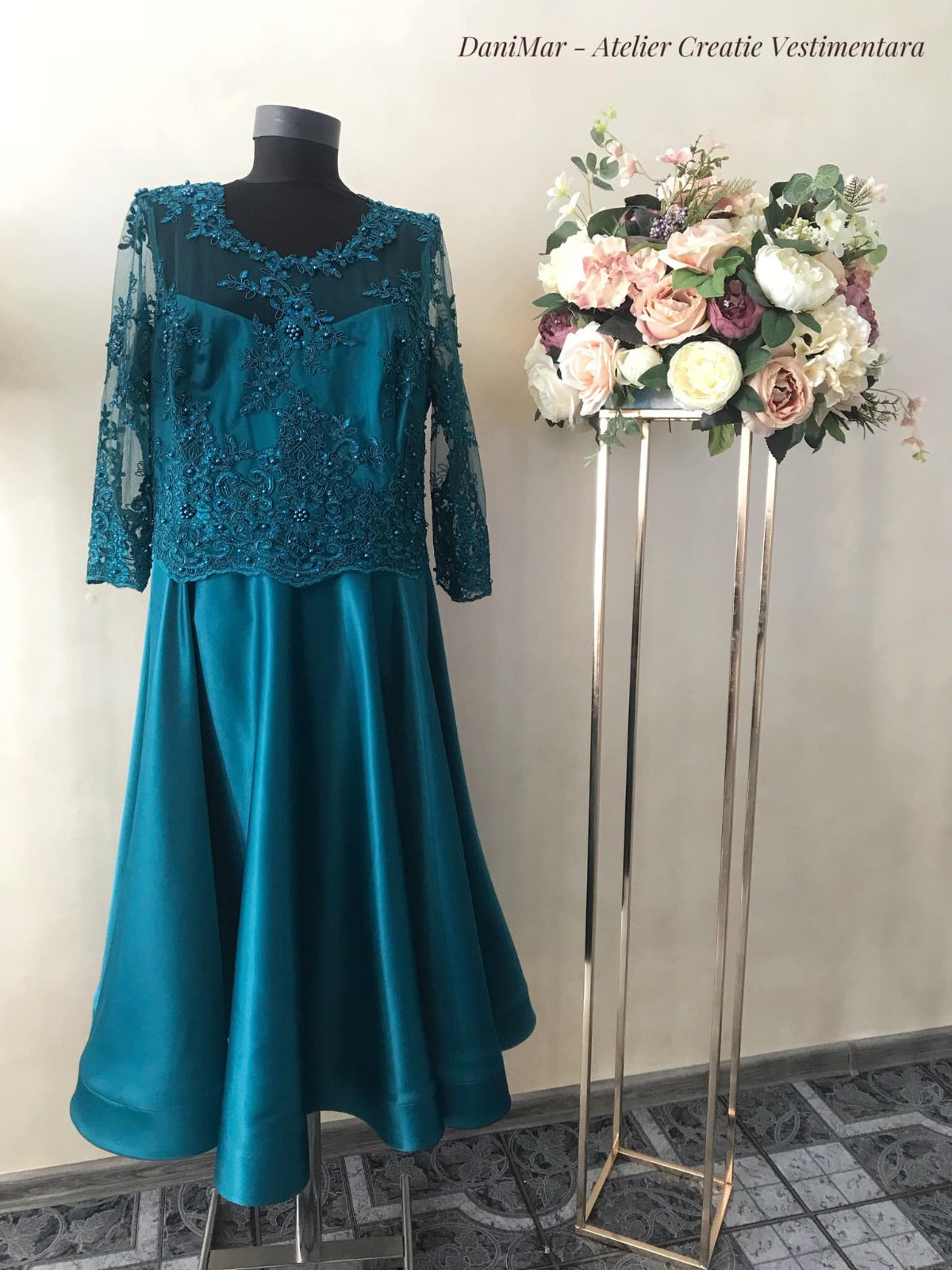 Rochie din tafta si bust cu dantela accesorizata cu perle