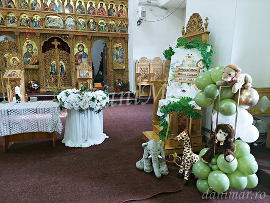Decor biserică botez băiețel în Bacău – decor cristelniță și aranjamente florale 9