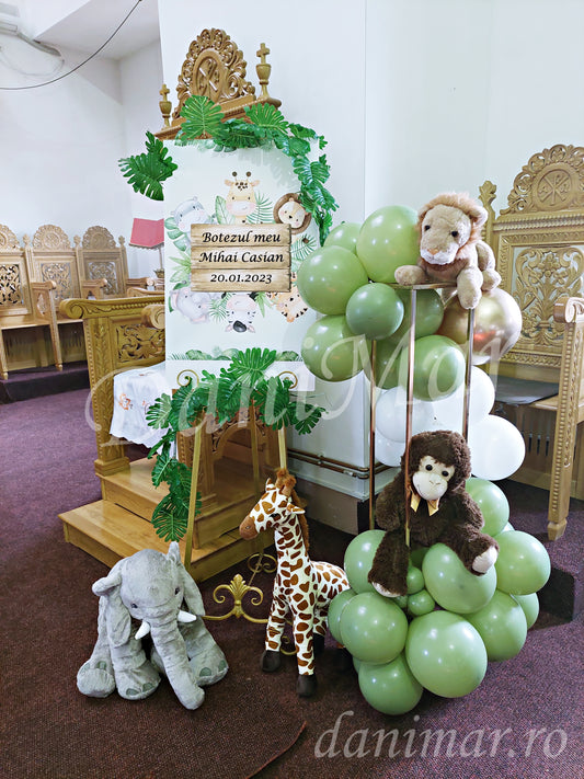 Decor biserică botez băiețel în Bacău – decor cristelniță și aranjamente florale 8