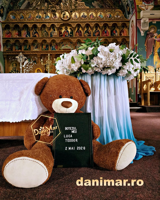 Decor biserică botez băiețel în Bacău – decor cristelniță și aranjamente florale 1