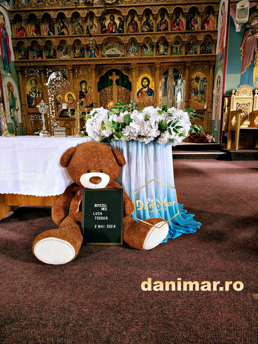 Decor biserică botez băiețel în Bacău – decor cristelniță și aranjamente florale 2