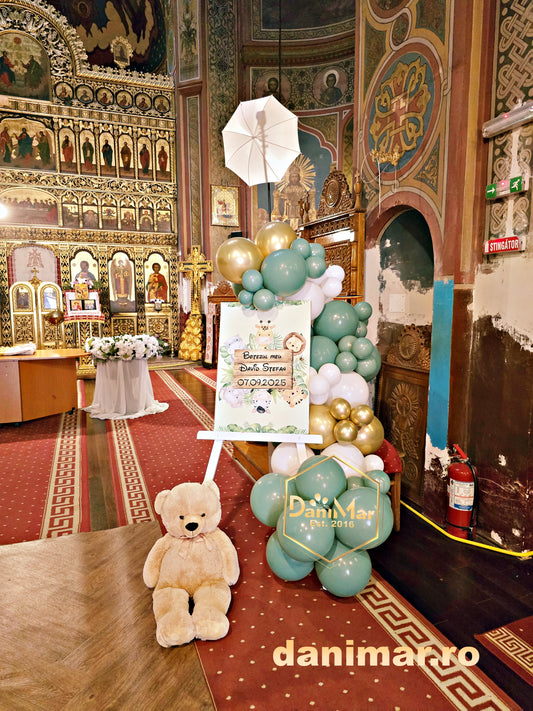 Decor biserică botez băiețel în Bacău – decor cristelniță și aranjamente florale 4